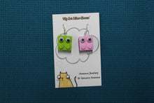 Load image into Gallery viewer, LEGO Brick ’Googly Eyes' Character Earrings - Kermit and Miss Piggy