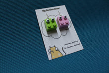 Load image into Gallery viewer, LEGO Brick ’Googly Eyes' Character Earrings - Kermit and Miss Piggy