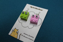 Load image into Gallery viewer, LEGO Brick ’Googly Eyes&#39; Character Earrings - Kermit and Miss Piggy
