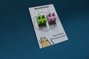 LEGO Brick ’Googly Eyes' Character Earrings - Kermit and Miss Piggy